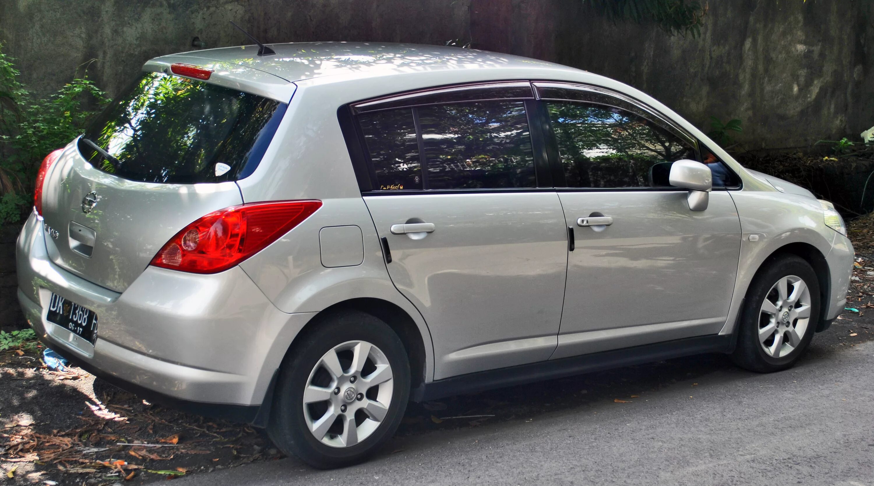Ниссан тиида фото сзади File:Nissan Latio, rear side, Denpasar.jpg - Wikimedia Commons