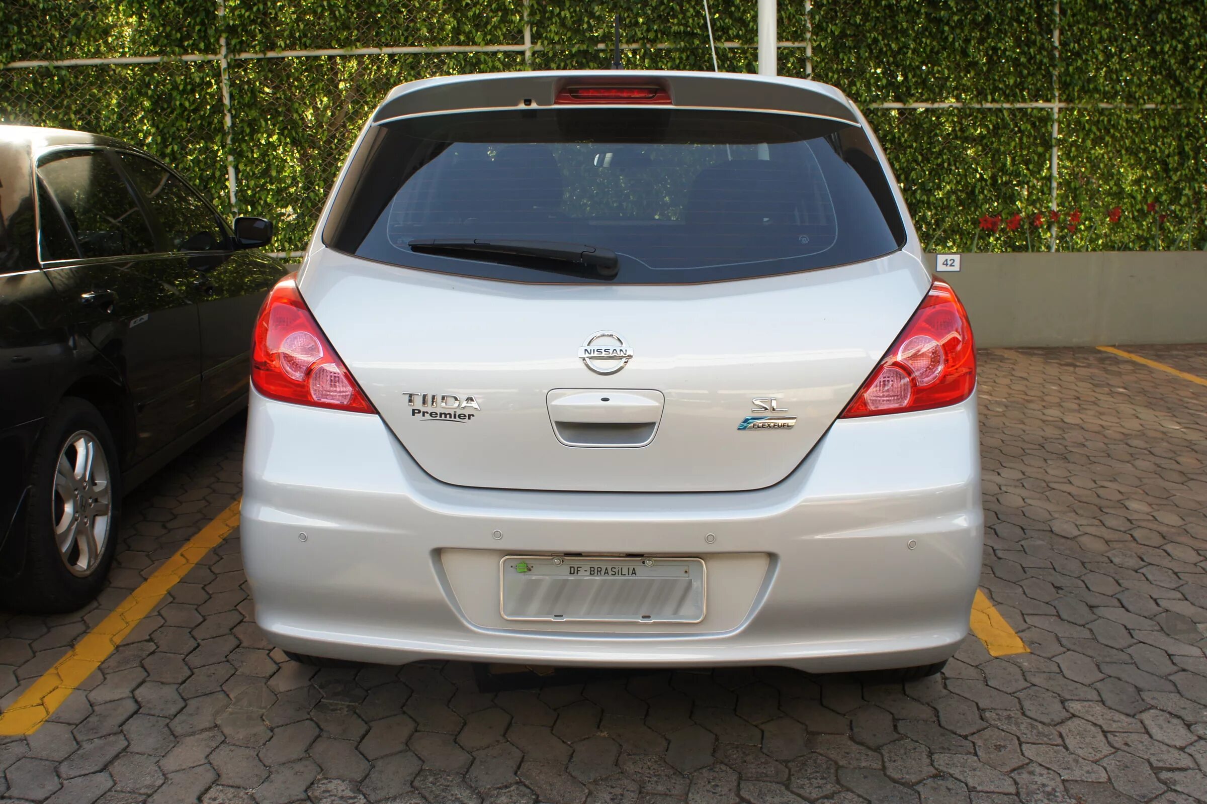 Ниссан тиида фото сзади File:Nissan Tida flex fuel 09 2012 BSB 4407.JPG - Wikimedia Commons