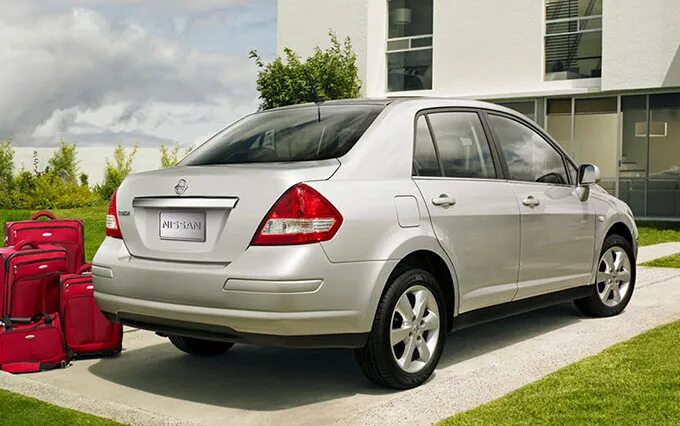Ниссан тиида фото сзади Ниссан тиида 2009 года седан LkbAuto.ru