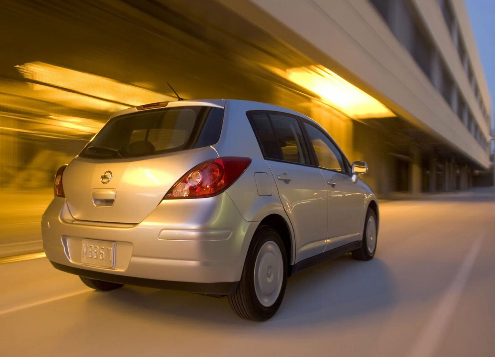 Ниссан тиида хэтчбек фото Nissan Versa Hatchback фотоальбом - автомобильный журнал Simplycars.ru