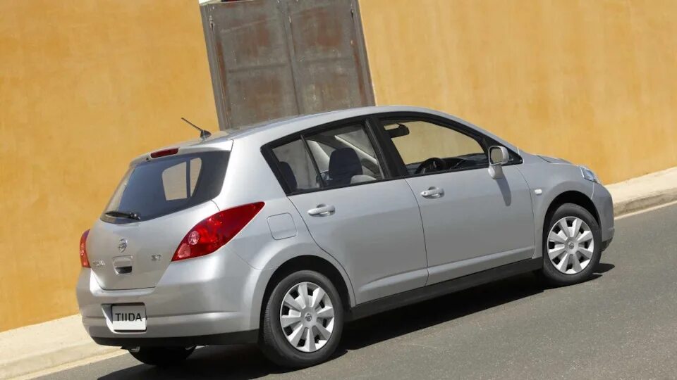 Ниссан тиида хэтчбек фото Nissan Tiida (1G) 1.5 бензиновый 2005 на DRIVE2