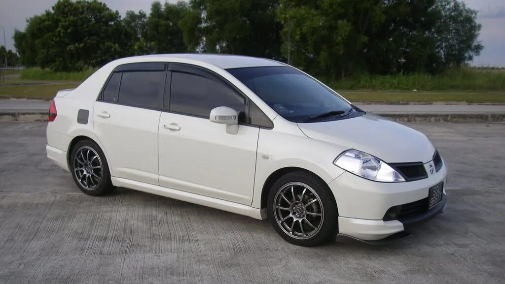 Ниссан тиида латио тюнинг Nissan Tiida (1G) 1.5 бензиновый 2005 JDM на DRIVE2