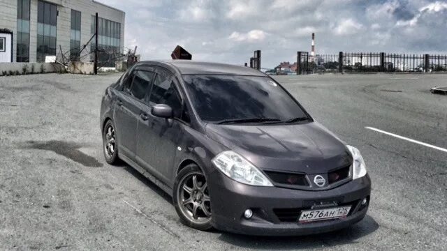 Ниссан тиида латио тюнинг Nissan Tiida (1G) 1.5 бензиновый 2008 Latio Black Purple на DRIVE2