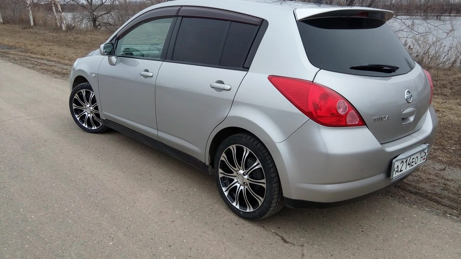Ниссан тиида на 17 дисках фото Nissan Tiida (1G) 1.5 бензиновый 2007 Японский Хетч на DRIVE2