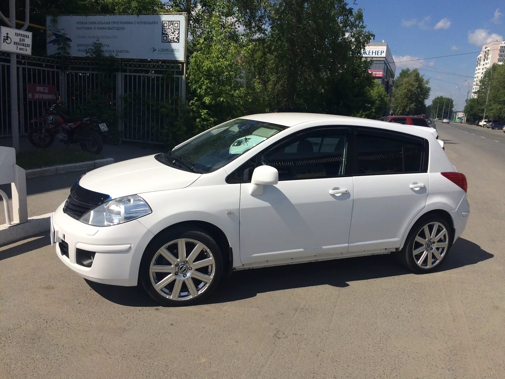 Ниссан тиида на 17 дисках фото R18 через проставки - Nissan Tiida (1G), 1,6 л, 2012 года колёсные диски DRIVE2