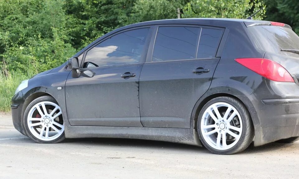 Ниссан тиида на 17 дисках фото продал ! колеса в сборе: диски БЕЛЫЕ 18" 4x114.3 + резина 22540ZR18 - Nissan Ti