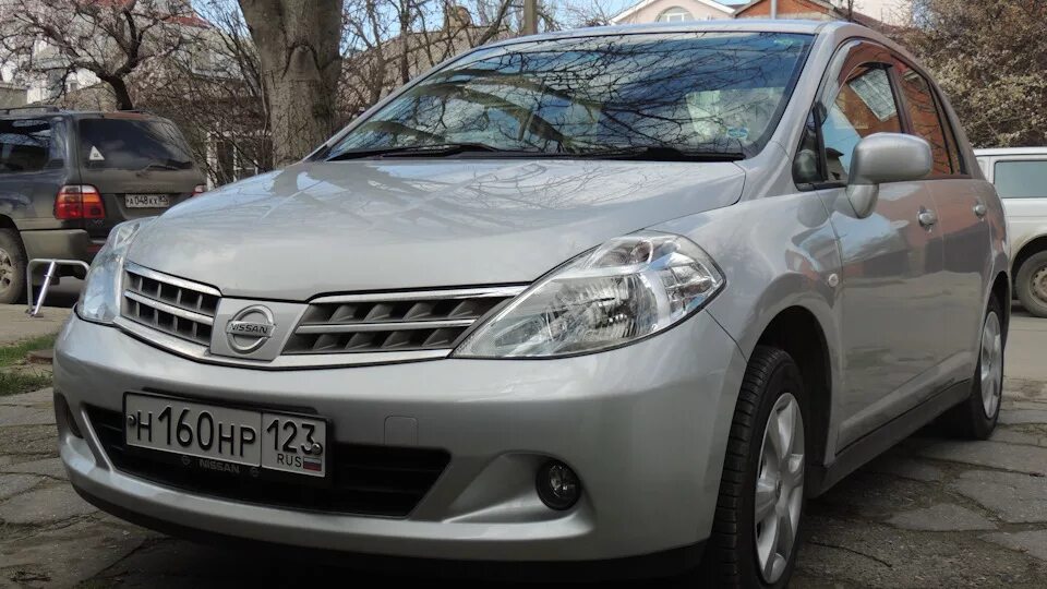 Ниссан тиида рестайлинг и дорестайлинг отличия фото Nissan Tiida (1G) 1.5 бензиновый 2011 SNC11-200853 (японка) на DRIVE2