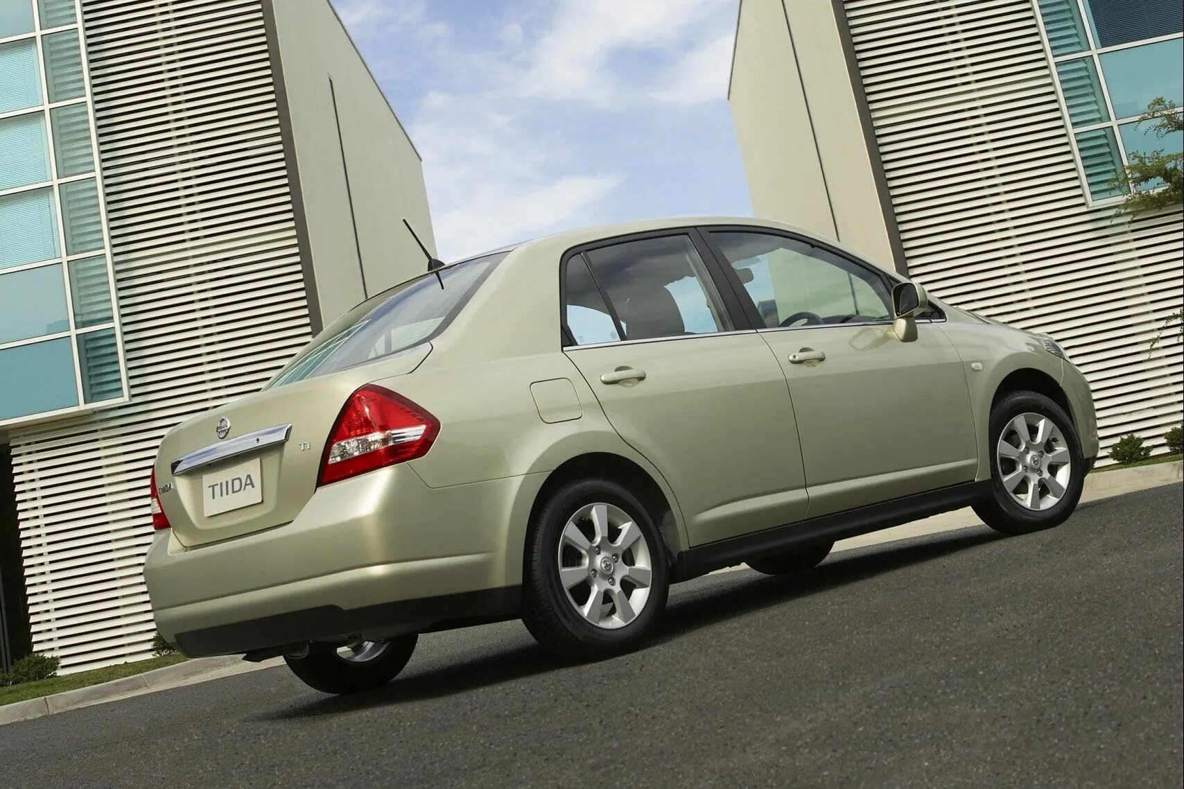 Ниссан тиида седан фото Nissan Tiida Sedan - цены, отзывы, характеристики Tiida Sedan от Nissan