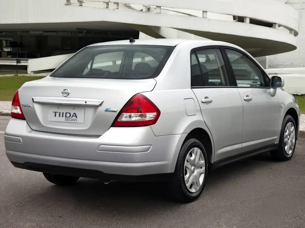 Ниссан тиида седан фото Nissan Tiida рестайлинг 2010, 2011, 2012, 2013, 2014, седан, 1 поколение, C11 те