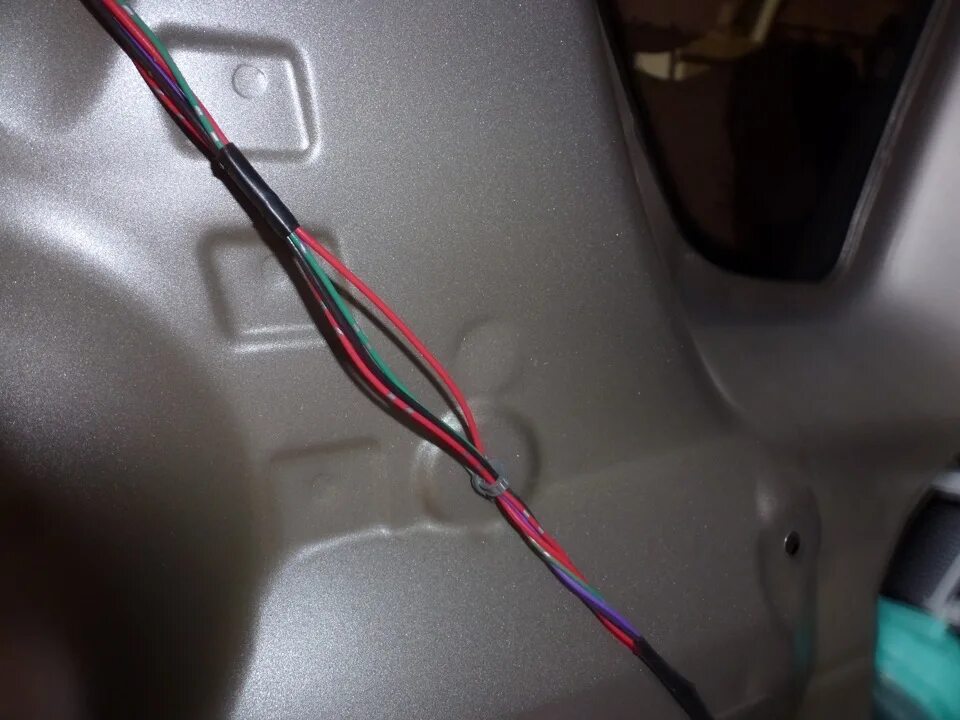Ниссан тиида точки подключения led подсветки Установка парктроника. Часть 2 - Nissan Note (1G), 1,4 л, 2011 года аксессуары D