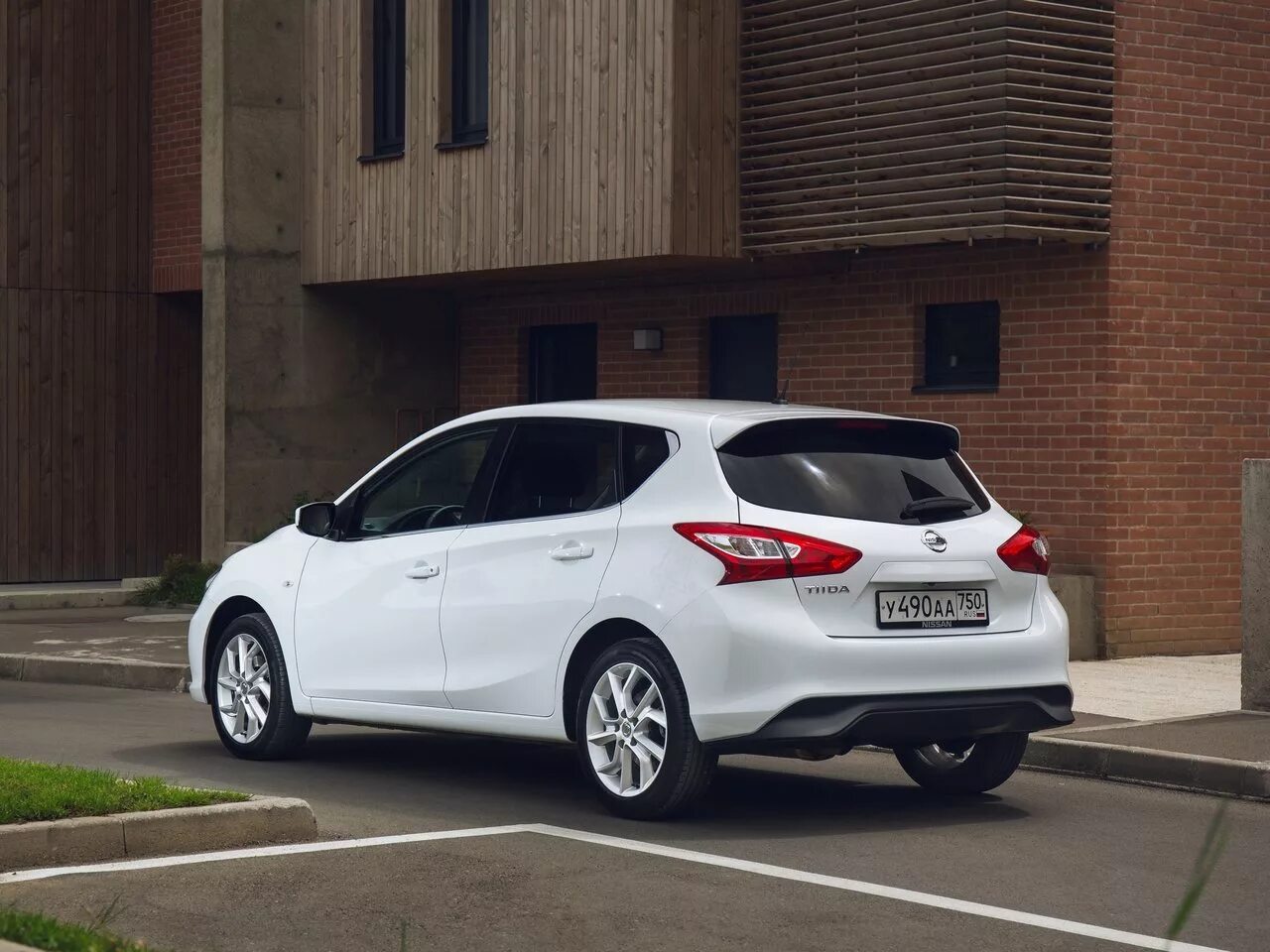 Ниссан тильда фото Nissan Tiida 2 поколение, хэтчбек 5-дверный - технические характеристики, модель