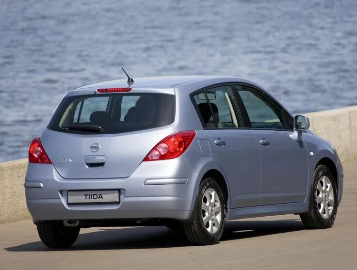 Ниссан тильда фото Nissan Tiida Hatchback Photos and Specs. Photo: Tiida Hatchback Nissan lease and