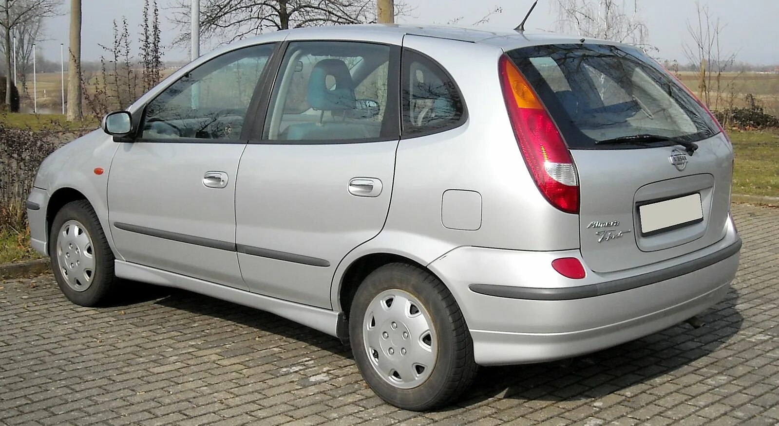 Ниссан тино фото Fichier:Nissan Almera Tino rear 20090301.jpg - Wikipédia