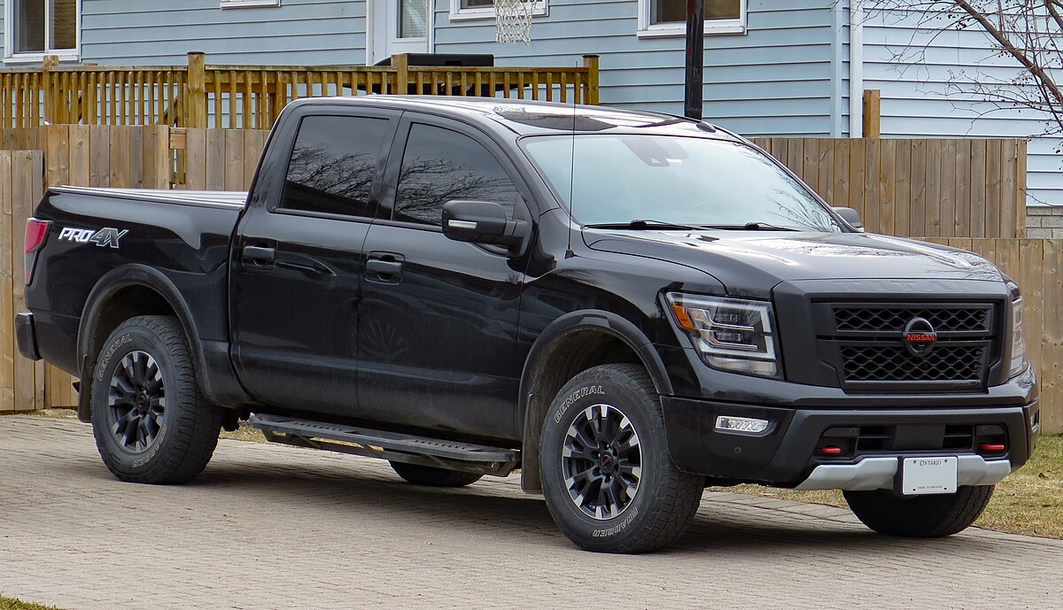 Ниссан титан фото File:2021 Nissan Titan Crew Cab PRO-4X in Super Black, Front Right, 2024-03-08.j