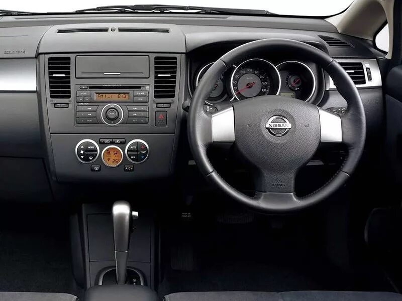 Ниссан торпеда фото Фото Nissan Tiida (2004 - 2010) - фотографии, фото салона Nissan Tiida, I поколе