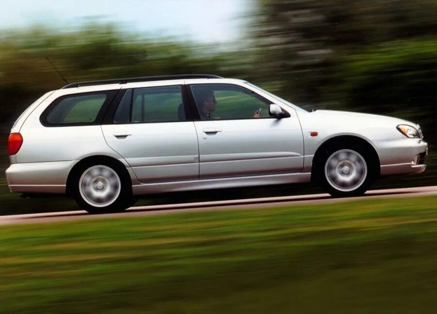 Ниссан универсал модели фото Nissan Primera Traveller 1999 года выпуска для рынка Великобритании и Ирландии. 