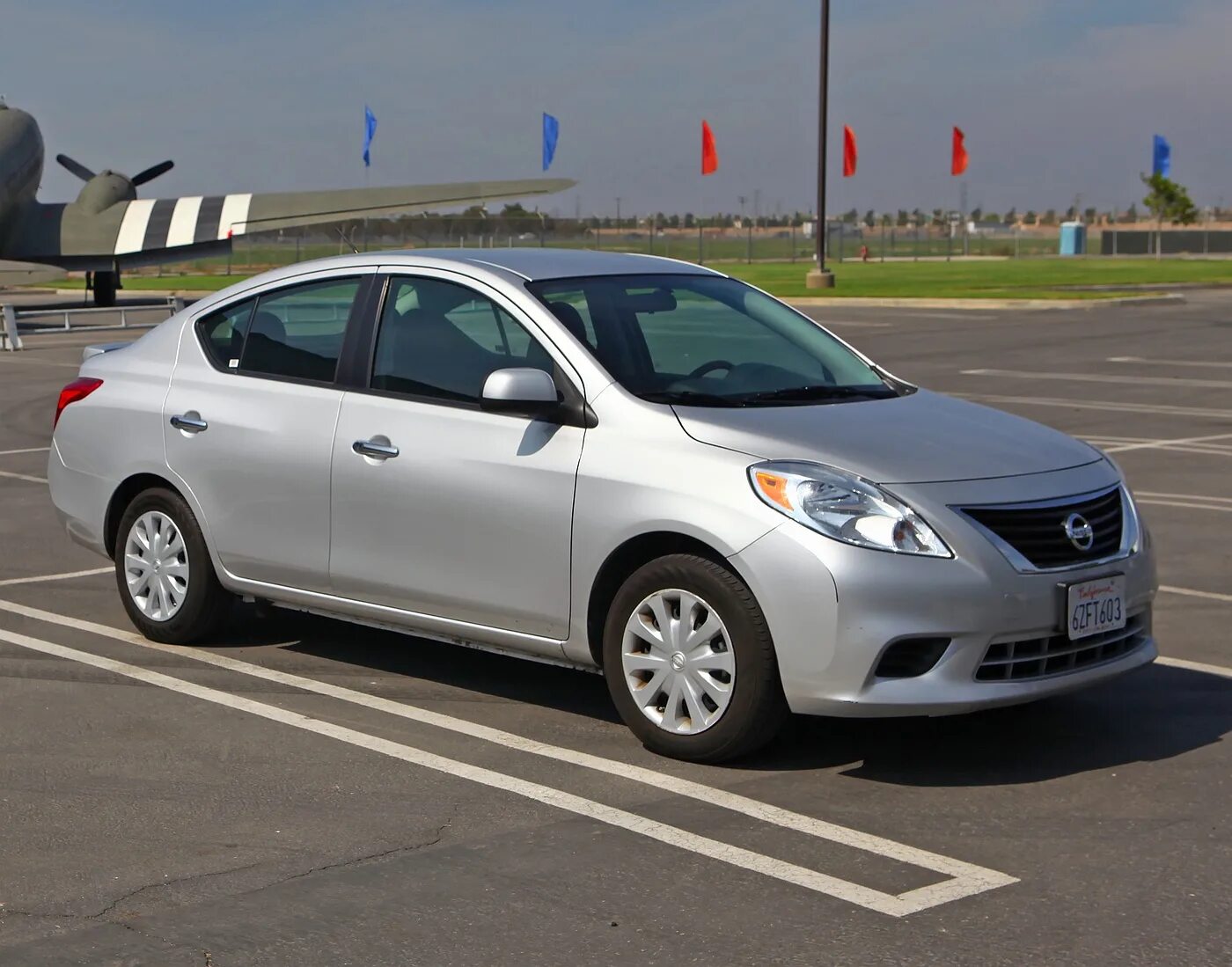 Ниссан верса фото "6ZFT603" фото Nissan Versa. США