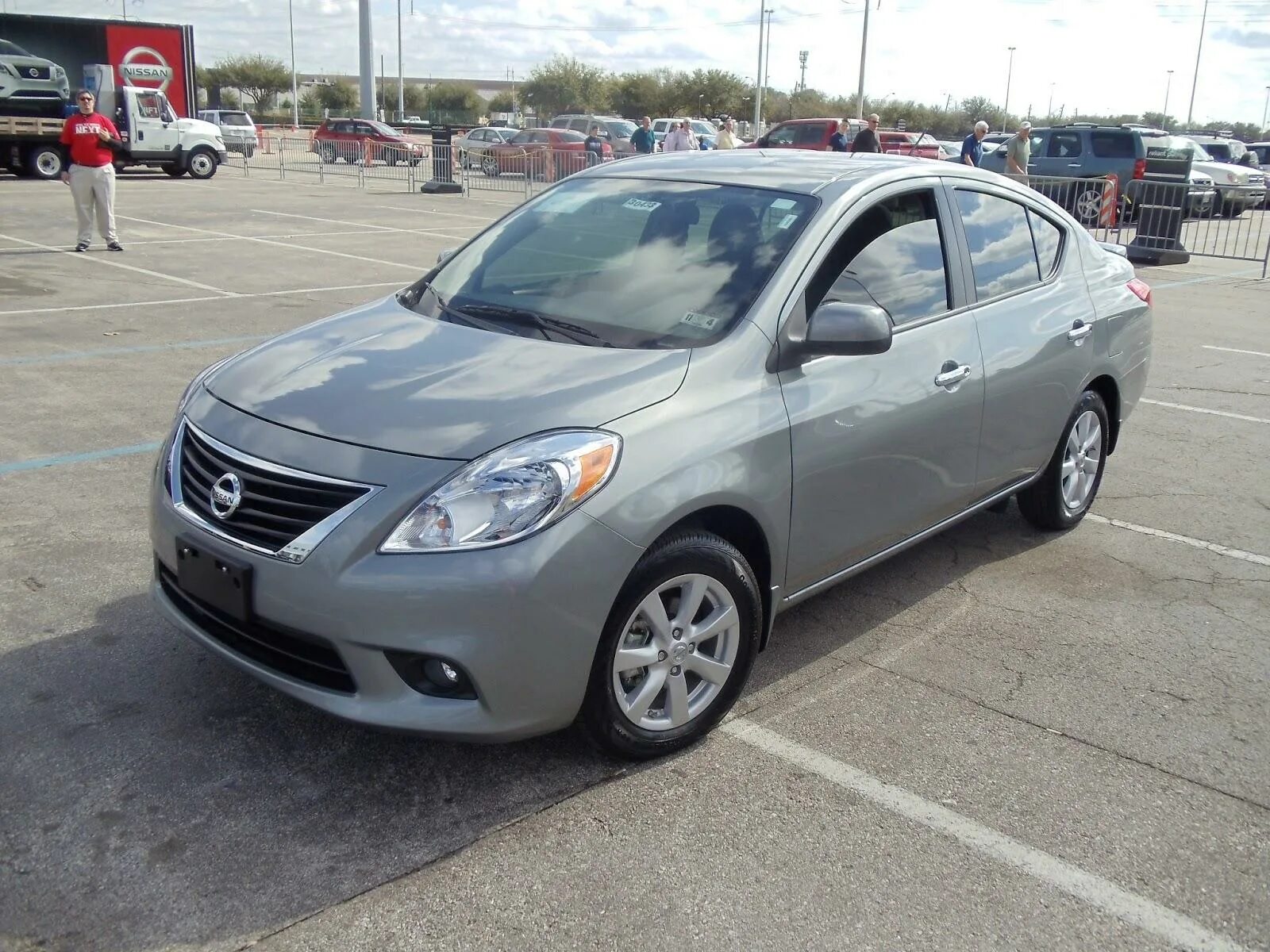 Ниссан верса фото 2013 Nissan Versa - Information and photos - Neo Drive