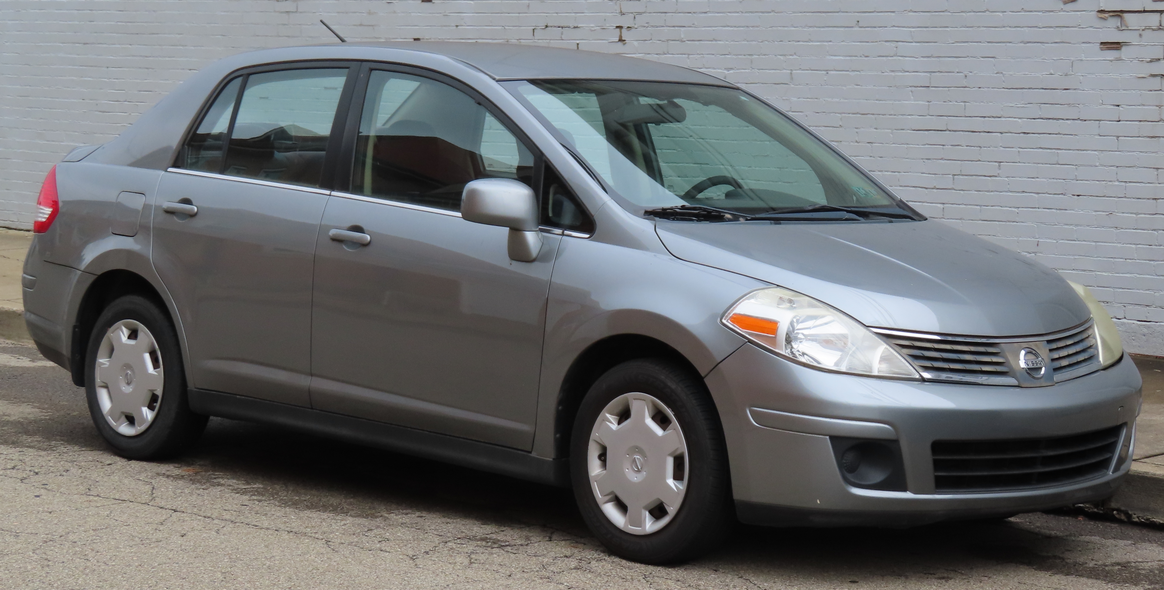 Ниссан верса фото File:2008 Nissan Versa 1.8 S sedan, front right.jpg - Wikimedia Commons