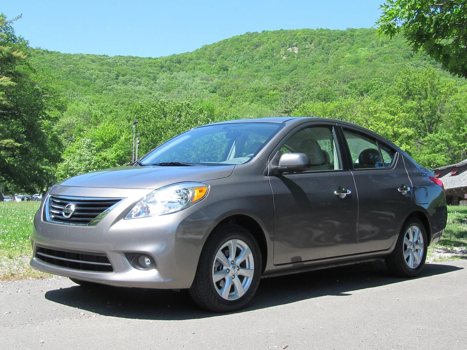 Ниссан верса фото 2012 Nissan Versa 1.6 SL Sedan: Quick Drive