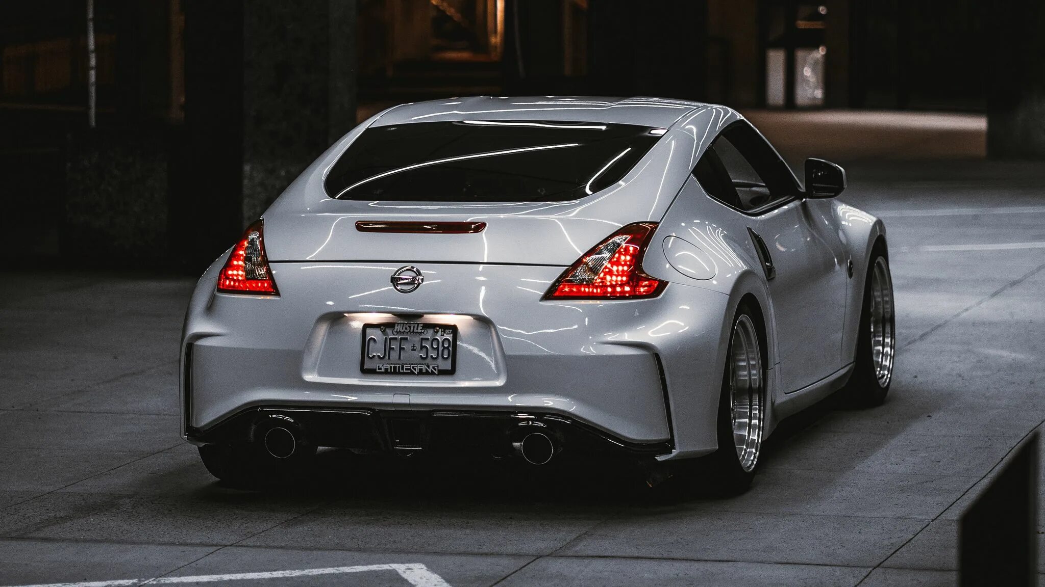 Ниссан вид сзади фото Скачать 2048x1152 nissan 350z, nissan, спорткар, автомобиль, вид сзади, серый об