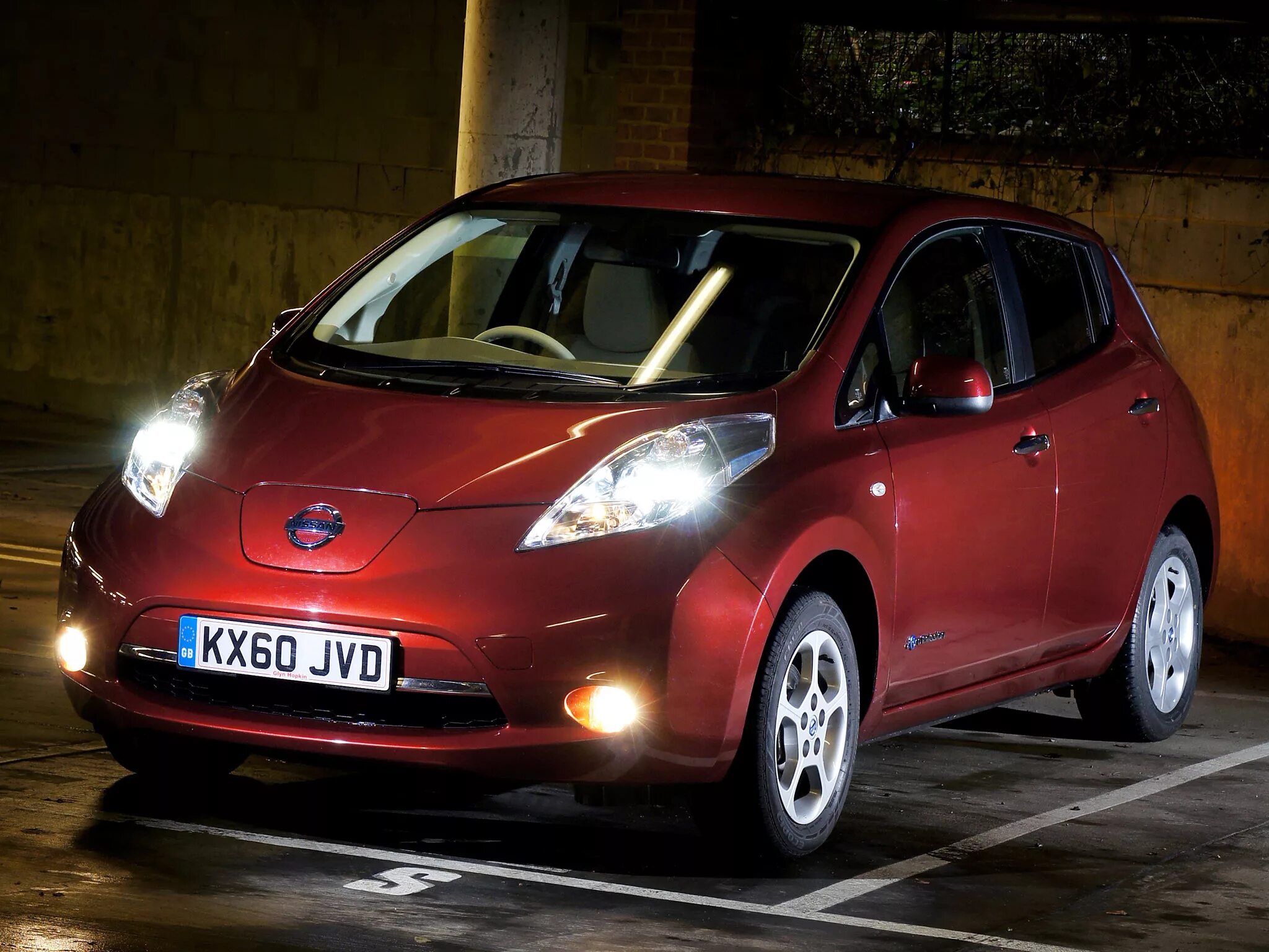 Ниссан виды моделей фото Картинки Ниссан Nissan LEAF красный на парковке Автомобили 2048x1536
