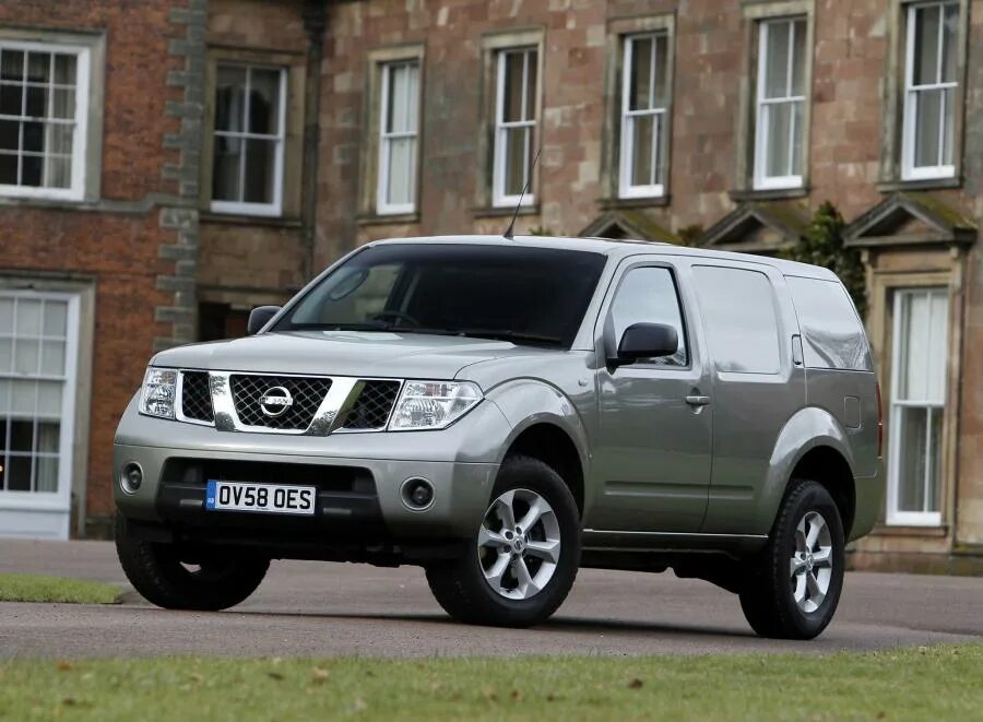 Ниссан внедорожник модели с названиями фото Nissan Pathfinder Van 2004 года выпуска для рынка Великобритании и Ирландии. Фот