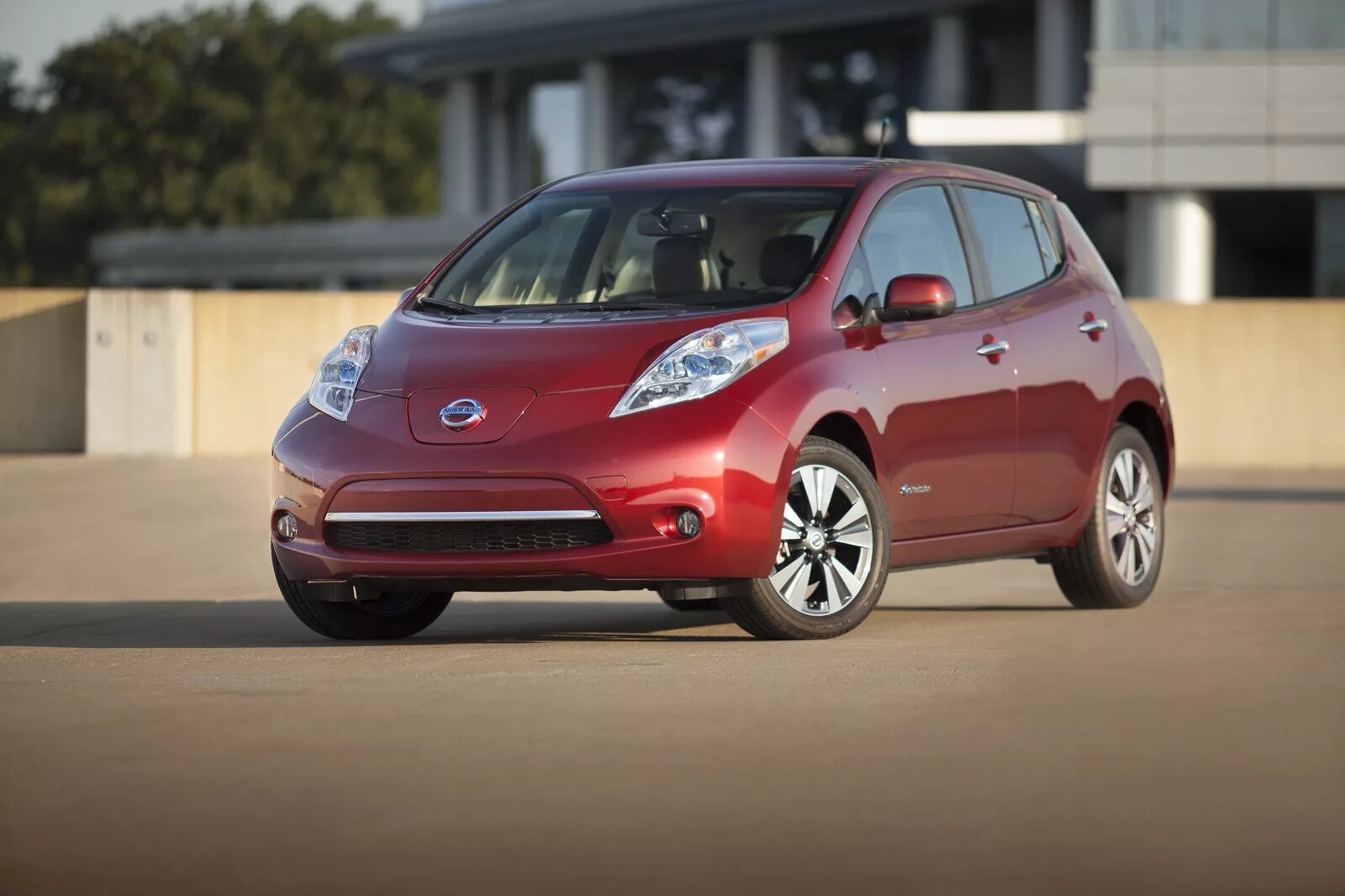 Ниссан все модели фото Nissan предложил бесплатную подзарядку покупателям LEAF