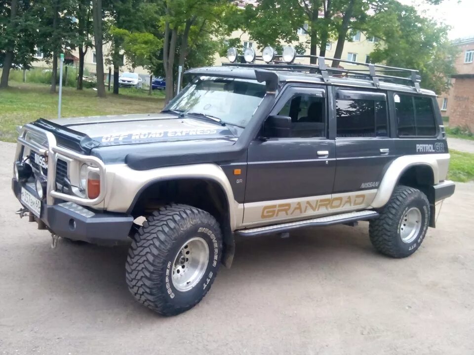 Ниссан y60 фото теперь он двухцветный+виниловые наклейки - Nissan Patrol GR I (Y60), 2,8 л, 1995