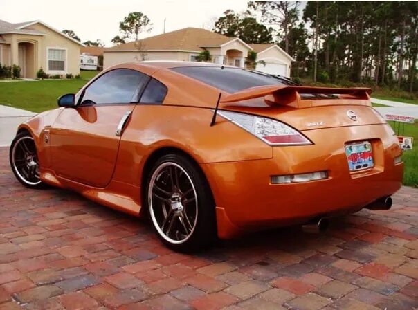 Ниссан z фото Nissan 350Z, предлагавшийся как купе или родстер с тканевым складывающимся верхо