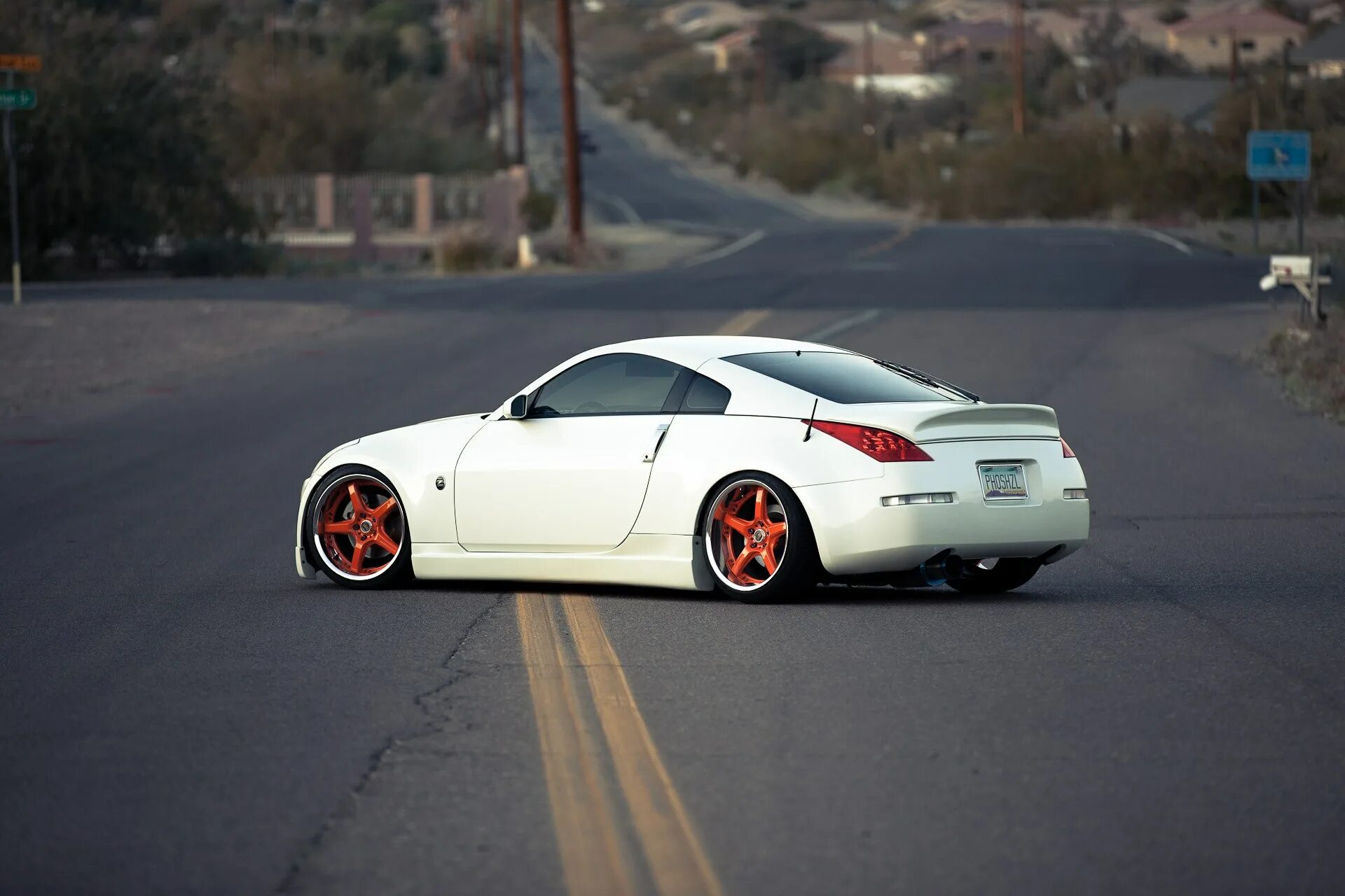 Ниссан з350 тюнинг Фото обои Белый Nissan 350Z посреди дороги. 350z
