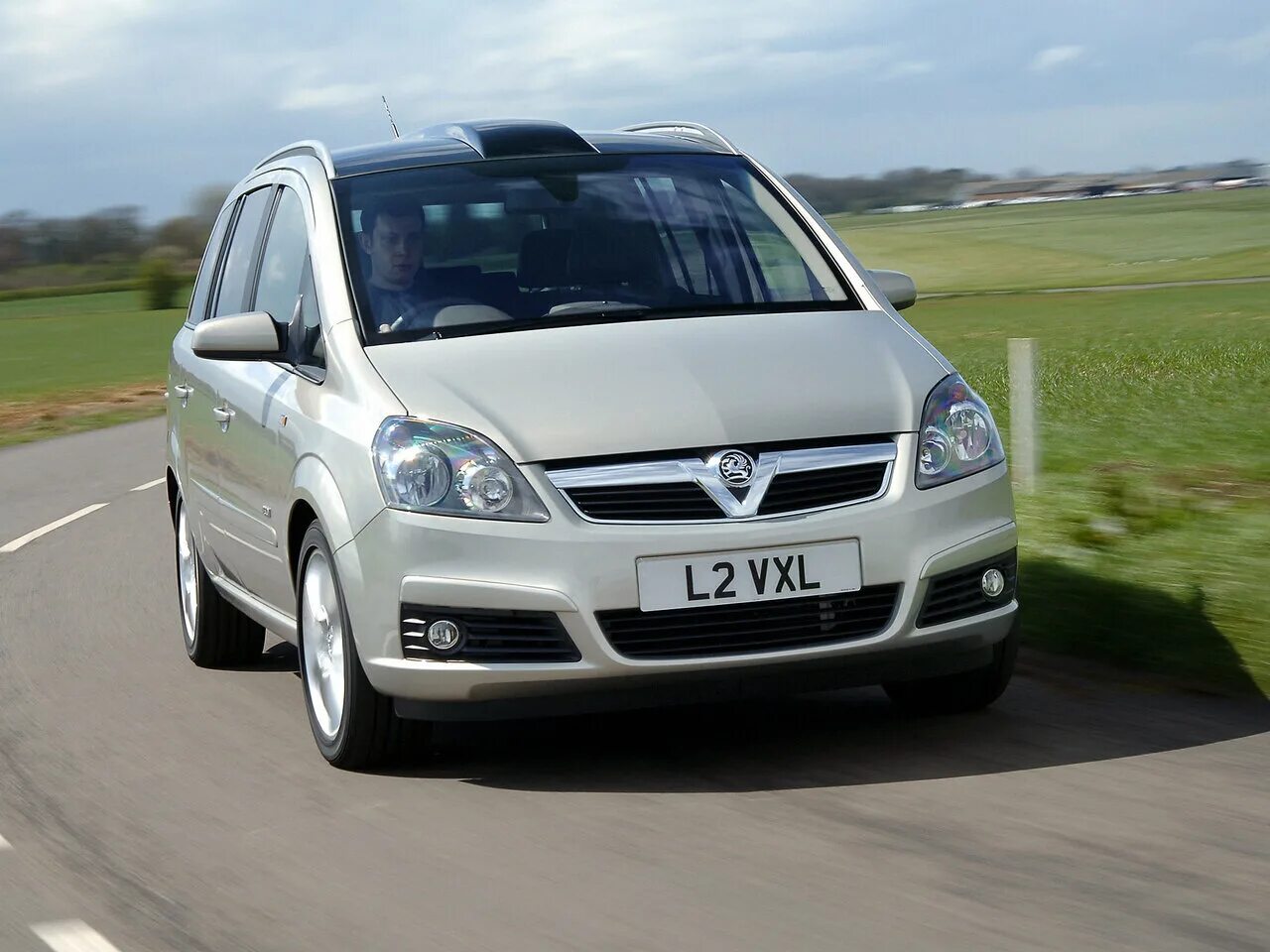 Ниссан зафира фото Vauxhall Zafira B (2005 - 2008) - технические характеристики, модельный ряд, ком