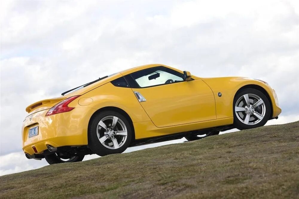 Ниссан желтый фото 2009 Nissan 370Z Automatic Review