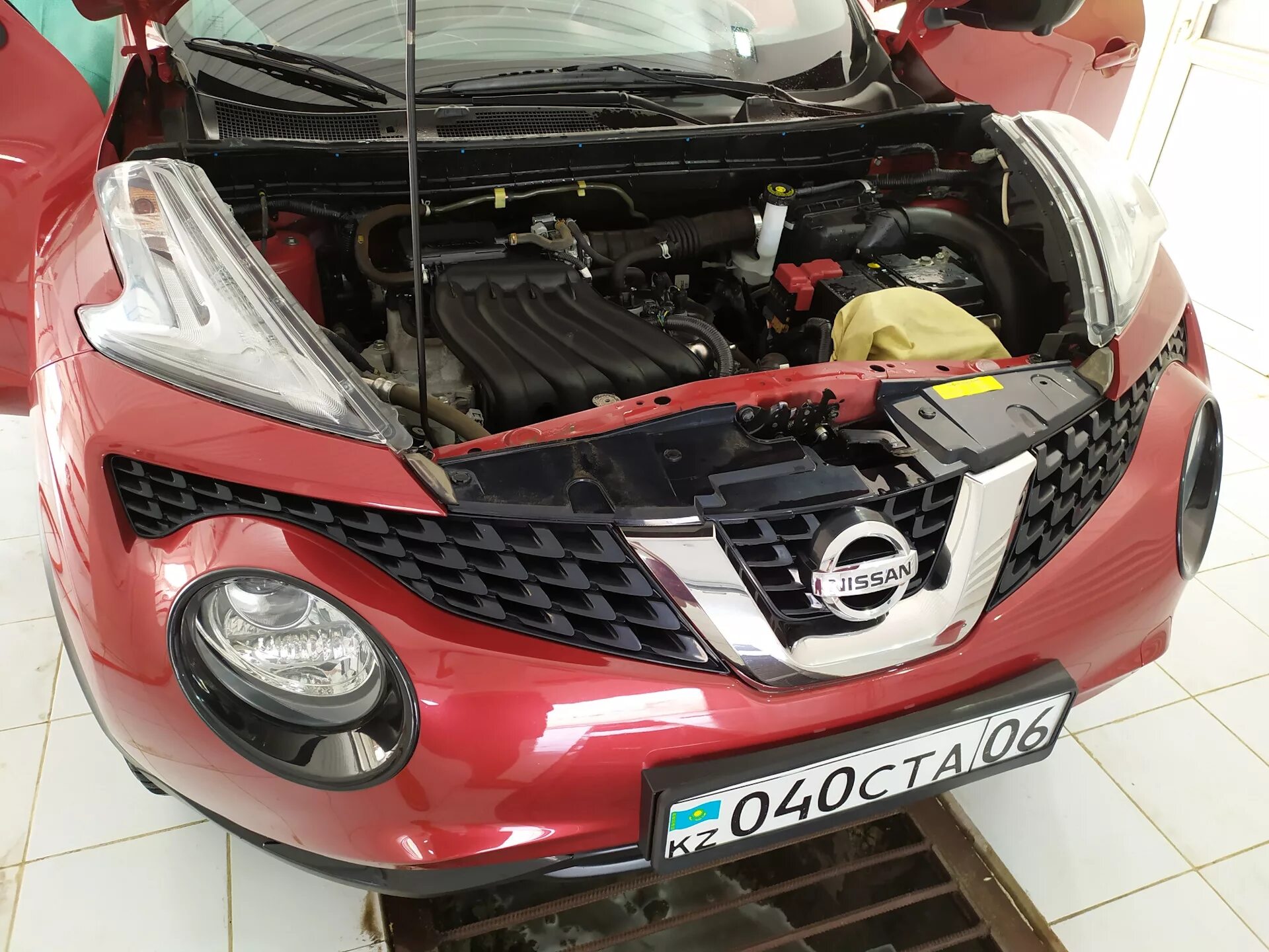 Ниссан жук фото под капотом Мытья моторного отсека - Nissan Juke (1G), 1,6 л, 2014 года мойка DRIVE2
