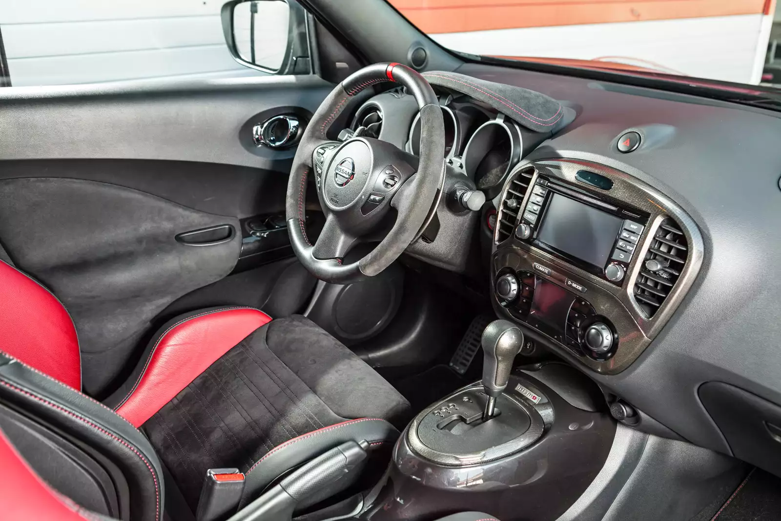 Ниссан жук фото салона Удивляемся вариатору на гоночном Nissan Juke Nismo RS