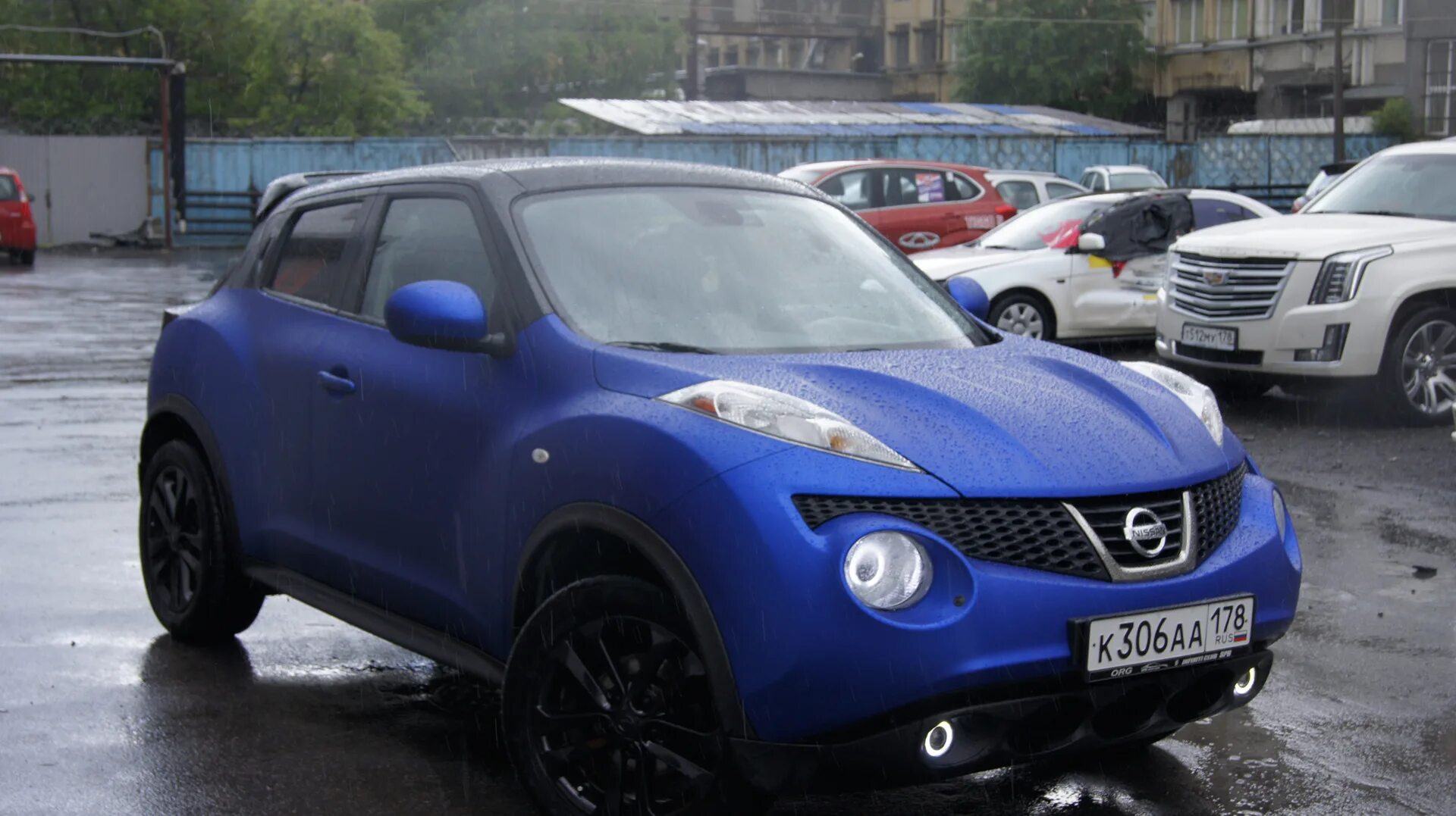 Ниссан жук синий фото ПРАЙДМОБИЛЬ: NISSAN JUKE АНГЕЛ В ЧЕРНО-СИНЕМ ОДЕЯНИИ - ПрайдМобиль на DRIVE2