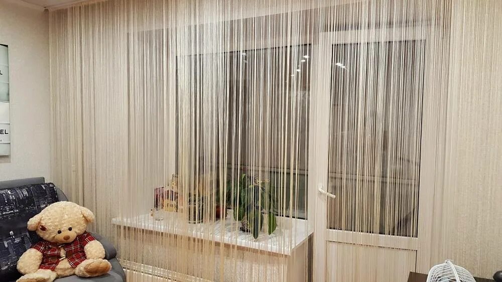 Ниточные шторы для кухни фото дизайн Нитяные шторы: нити в интерьере, фото кисея и веревочные висюльки, РФ и ниточные