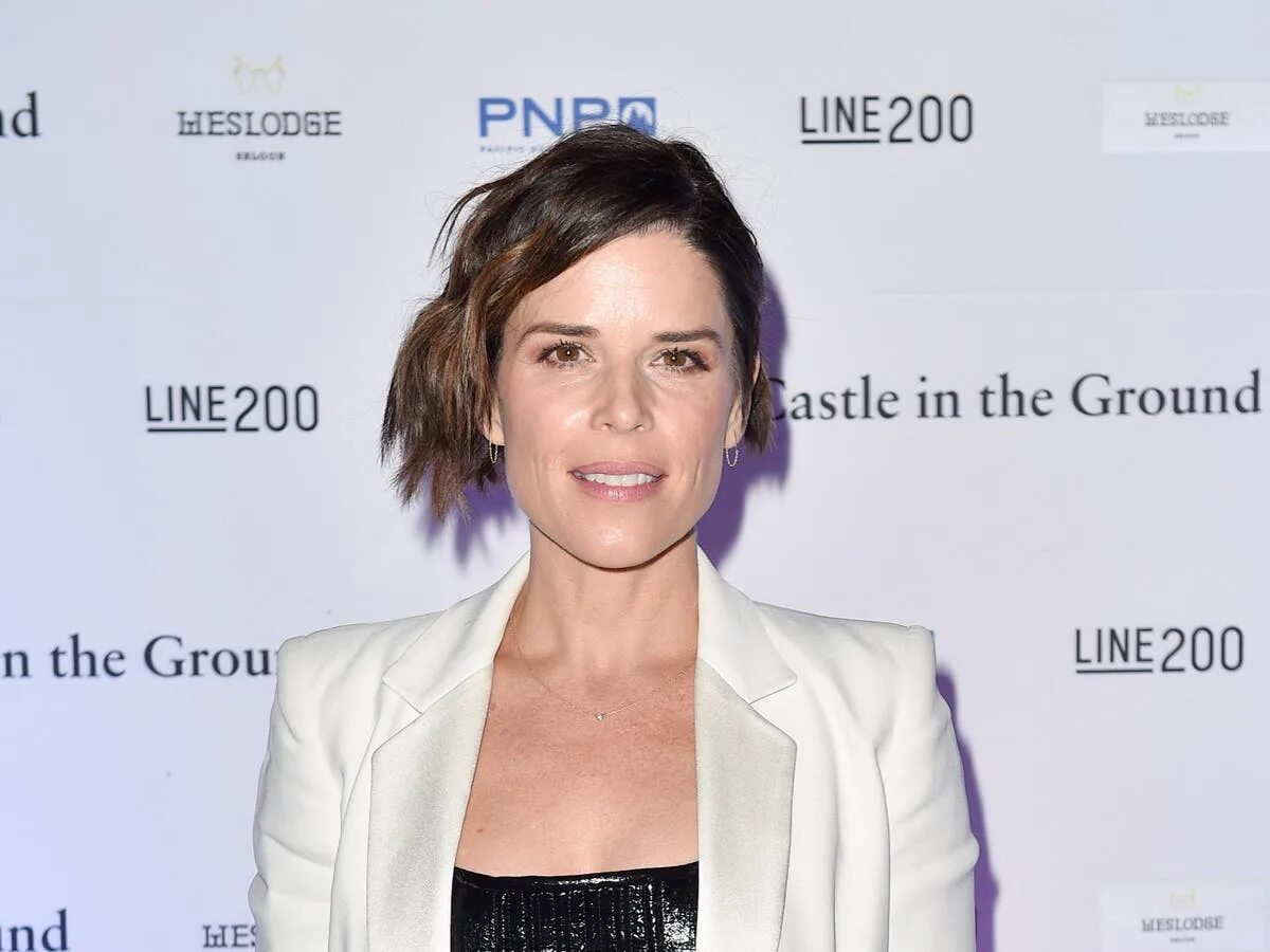 Нив кэмпбелл фото Neve Campbell claims she was attacked by a bear on film set The Independent