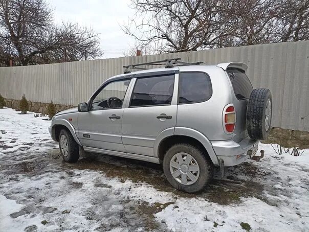 Нива 2004 года фото Chevrolet Niva 2004 года. В Хорошем состоянии. На полном ходу! Вложений не требу