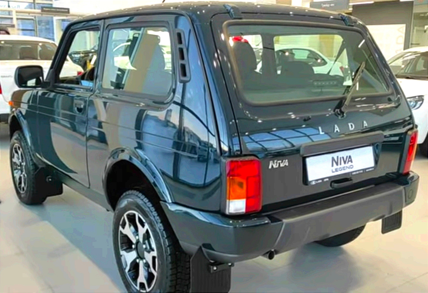 Нива 2024 года новая модель фото Начались продажи новых Lada Niva 2024: другой шильдик и повышенная цена