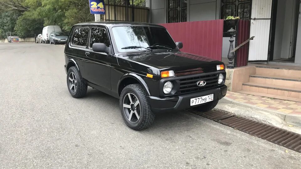 Нива 2122 в черном цвете фото Lada 4x4 3D 1.8 бензиновый 2017 Черный купе на DRIVE2