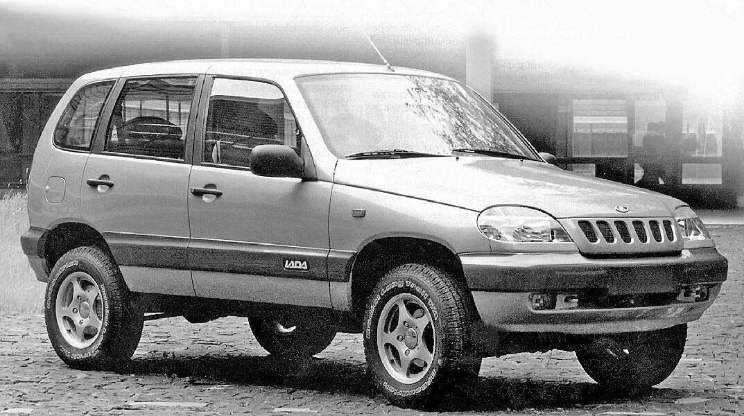 Нива 2123 фото Закатка рамок дверей в черную пленку - Chevrolet Niva GLX, 1,7 л, 2007 года стай
