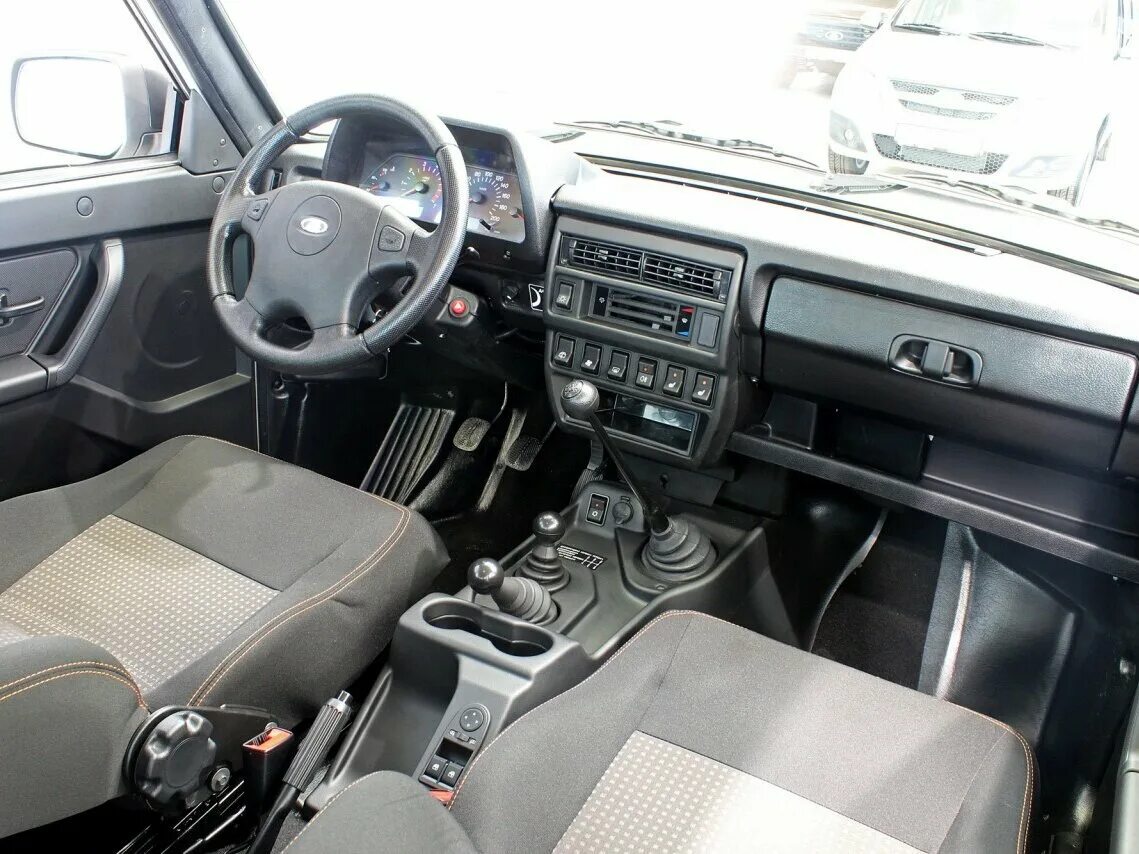 Нива 2131 салон фото Купить новый Lada (ВАЗ) 2131 (4x4) I Urban 1.7 MT (83 л.с.) 4WD бензин механика 