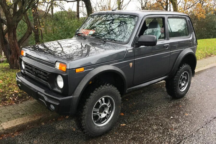 Нива 24 года фото В Великобритании устроили аукцион на последнюю Lada Niva - Газета.Ru Новости