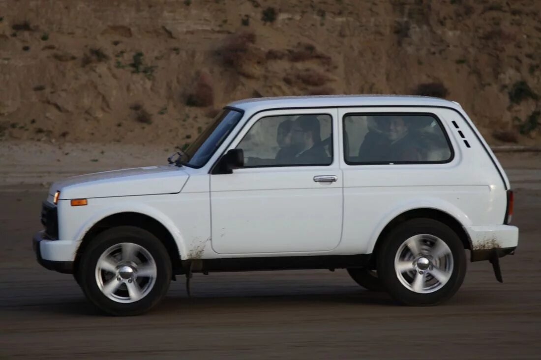 Нива 3 дверная фото Внедорожник LADA 4x4 Urban замечен на дорогах Тольятти