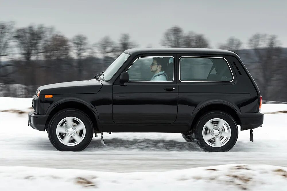 Нива 3 дверная фото АвтоВАЗ прекратил выпуск некоторых версий Lada 4x4 - Российская газета