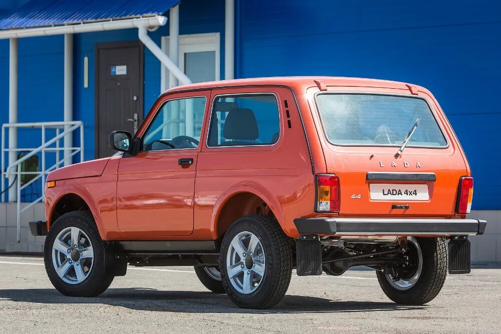Нива 3х дверная фото Самые возрастные владельцы Lada выбирают "Ниву" - Российская газета
