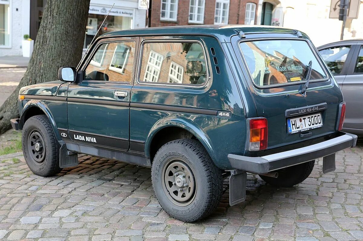 Нива 3х дверная фото File:Lada Niva, post-2010 facelift (rear left).jpg - Wikimedia Commons
