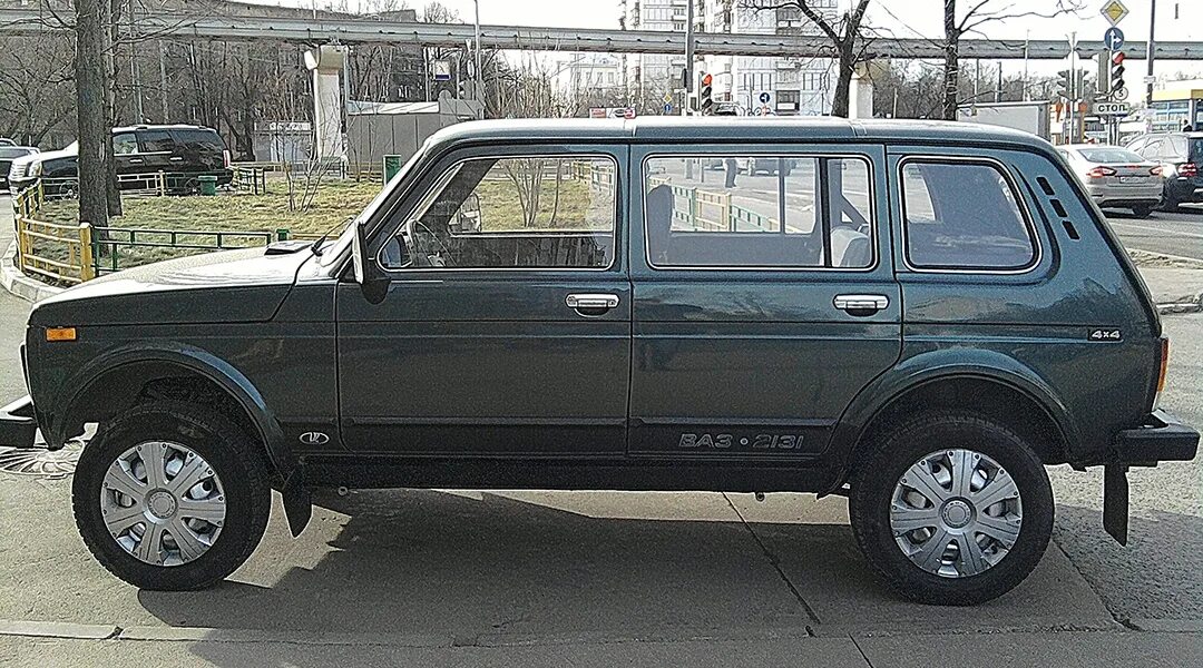 Нива 5 дверка фото АвтоВАЗ представил удлиненную Lada Niva Legend Black