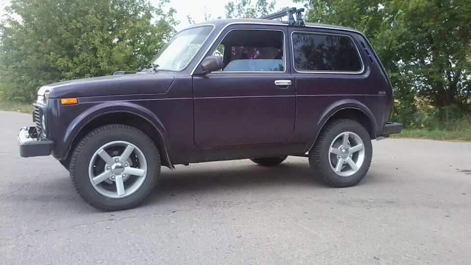 Нива баклажан фото Lada 4x4 3D 1.7 бензиновый 2003 Баклажан на DRIVE2